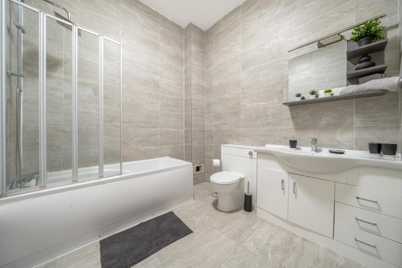 Spacious City Centre Apartment - Sleeps 8 リヴァプール エクステリア 写真